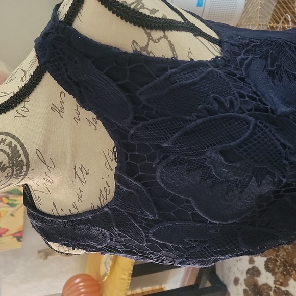 Lace Pattern Tanktop - Picture 2 of 4